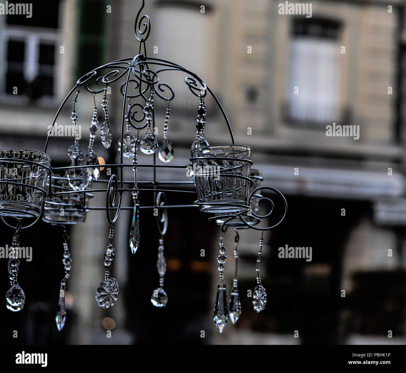 Teelichter Kronleuchter hängt vorne am Marktplatz auf einer Straße der  Stadt Bern Stockfotografie - Alamy