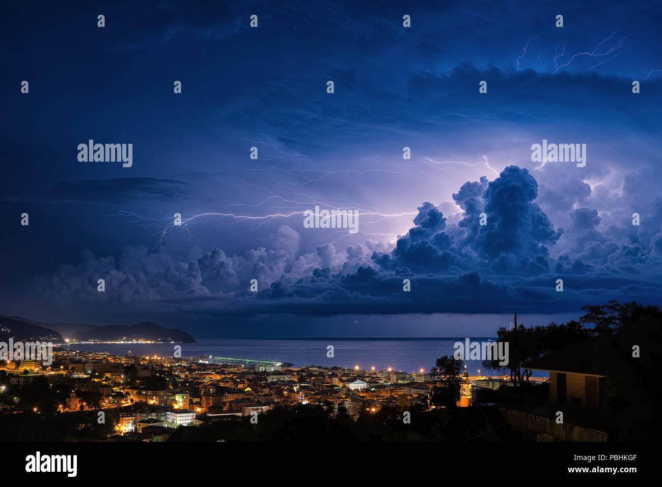 Blitz auf das Ligurische Meer, Golf von Tigullio - Chiavari und Lavagna Sestri Levante Stockfoto