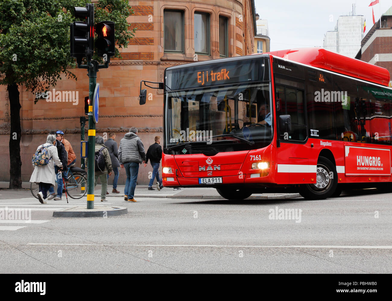 Stockholm, Schweden - 8. September 2017: Eine öffentliche Verkehrsmittel Bus, die nicht in Dienst sind, drehen in die Straße von der Straße aus Vasagatanm Mastersamuelsgatan. Stockfoto
