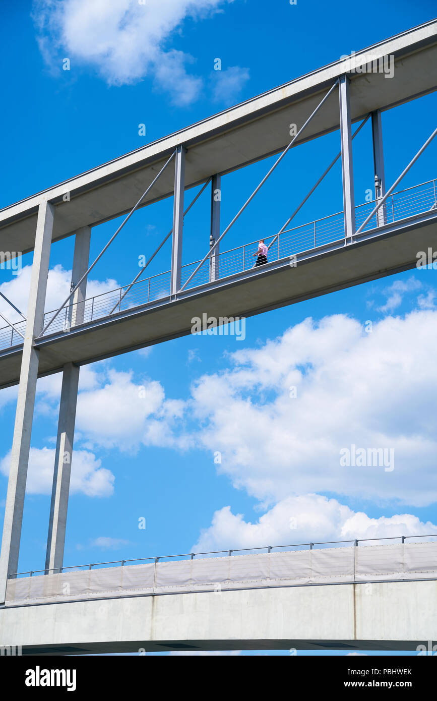 Fußgänger auf einer Brücke im Regierungsviertel in Berlin Stockfoto