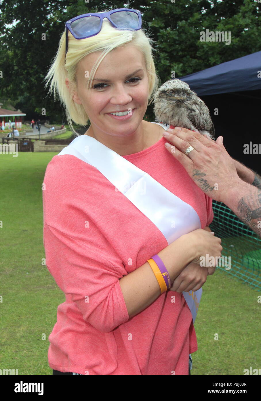 Warrington, Großbritannien Kerry Katona verbringt Tag in Gullivers Welt mit ihrer Familie credit Ian Fairbrother/Alamy Stockfotos Stockfoto