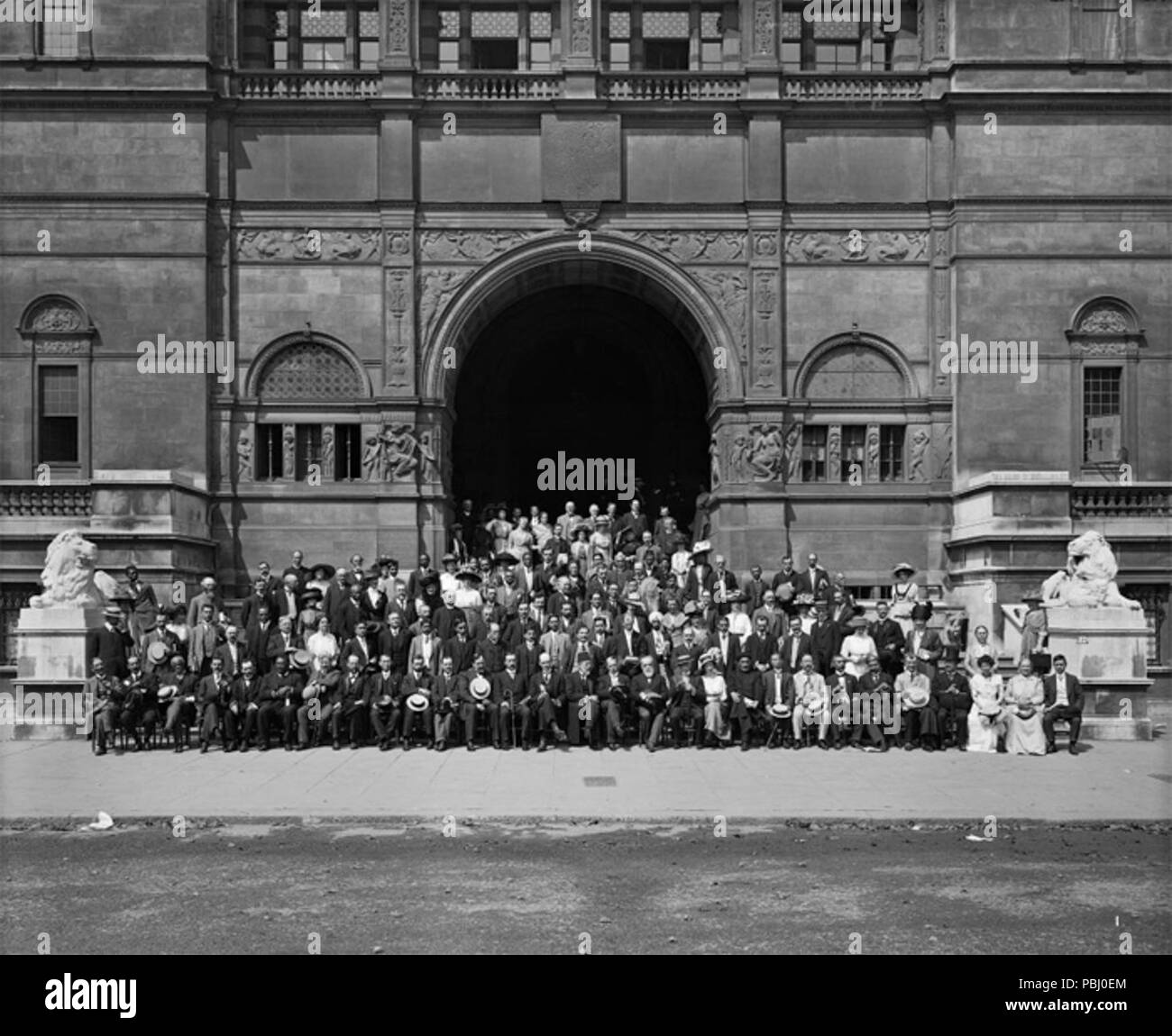 1791 Universal Rennen Kongress vor dem Eingang zum Imperial Institute, London, 1911 sitzt Stockfoto