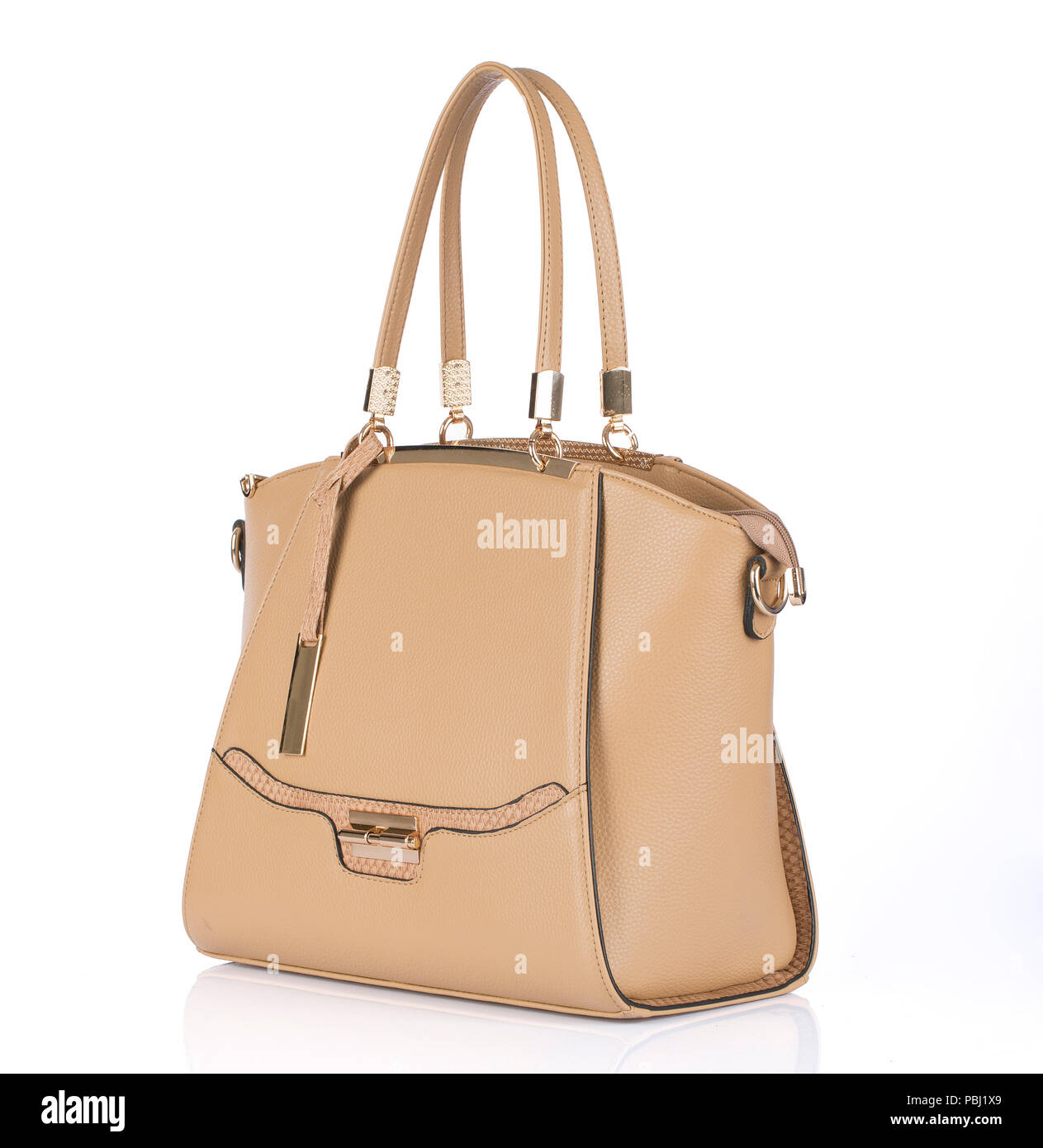 Die elegante Frau beige Tasche auf weißem Hintergrund Stockfoto