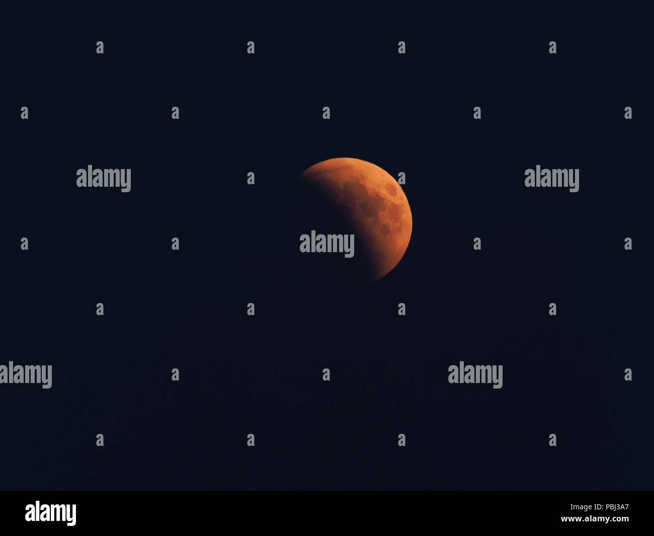Blut Mond während längste Mondfinsternis von XXI Jahrhundert am schwarzen Himmel aus Polen in der warmen Sommernacht 2018 am Freitag, 27. Juli. Stockfoto