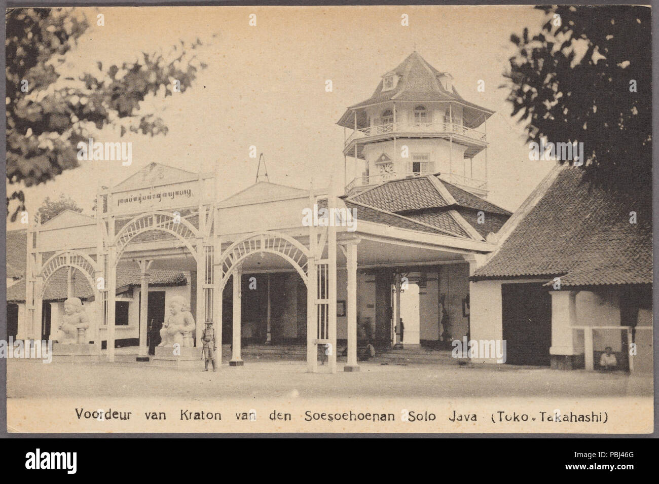 1823 Voordeur van Kraton van den Soesoehoenan Solo Java (Toko-Takahashi) (NYPL Hades -2359463-4043819) Stockfoto