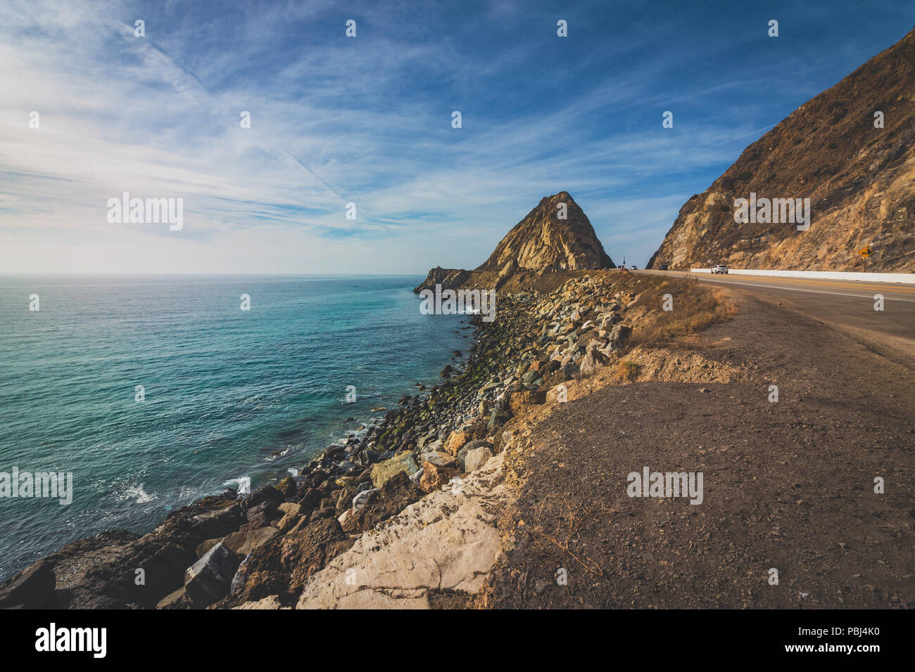 Felsenküste der Point Mugu Rock entlang Pacific Coast Highway, Point Mugu, Kalifornien Stockfoto