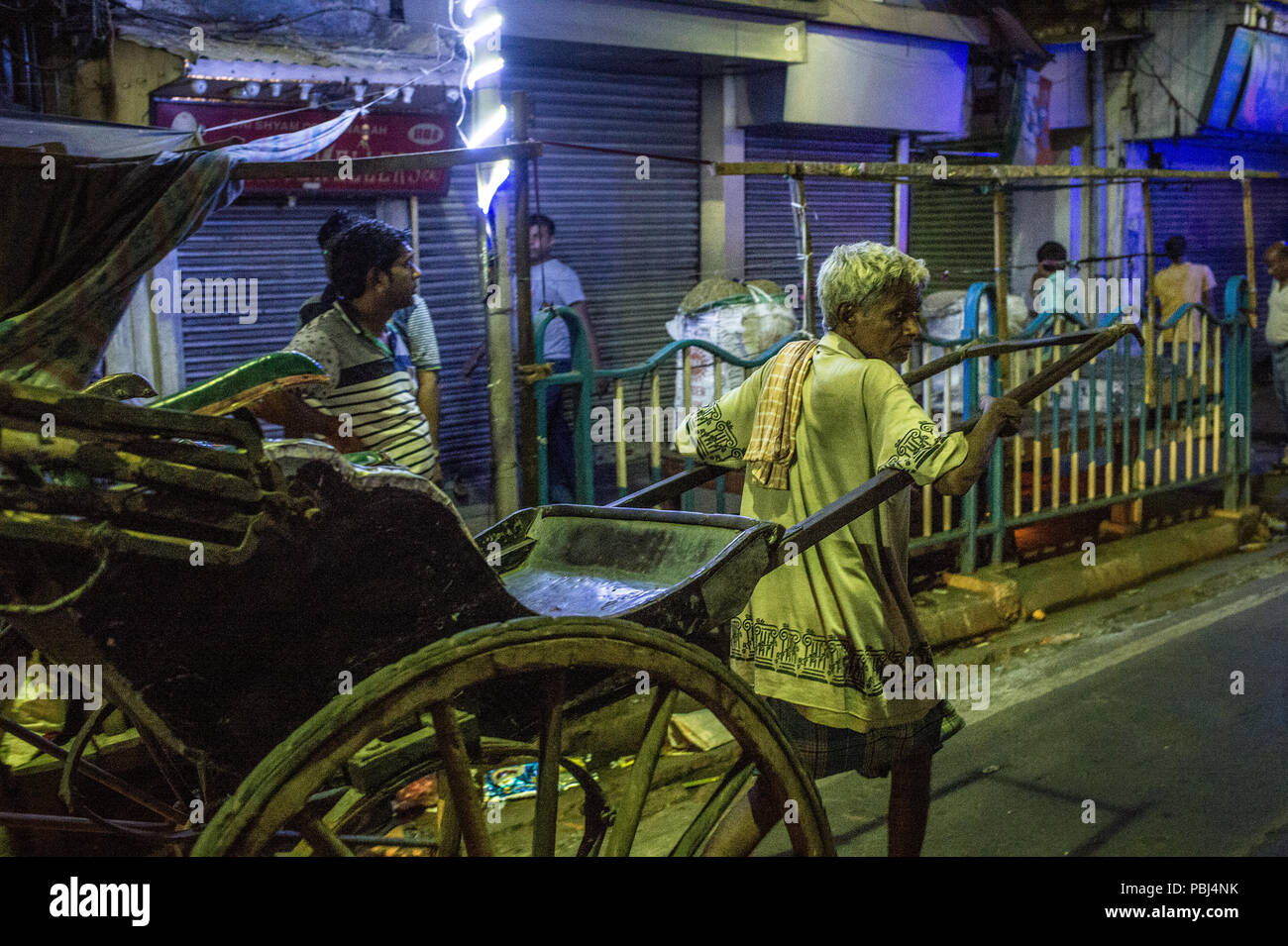 'Pferd' mit seiner Rikscha in den Straßen von Kolkata, West Bengal, Indien Stockfoto