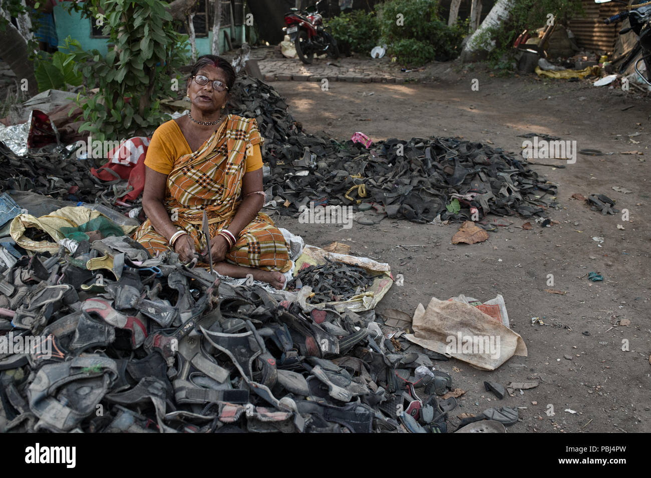 Frau recyceln Schuh Gummi in den Kolkata Deponie als Abfall Berg, Kolkata, West Bengal, Indien Stockfoto