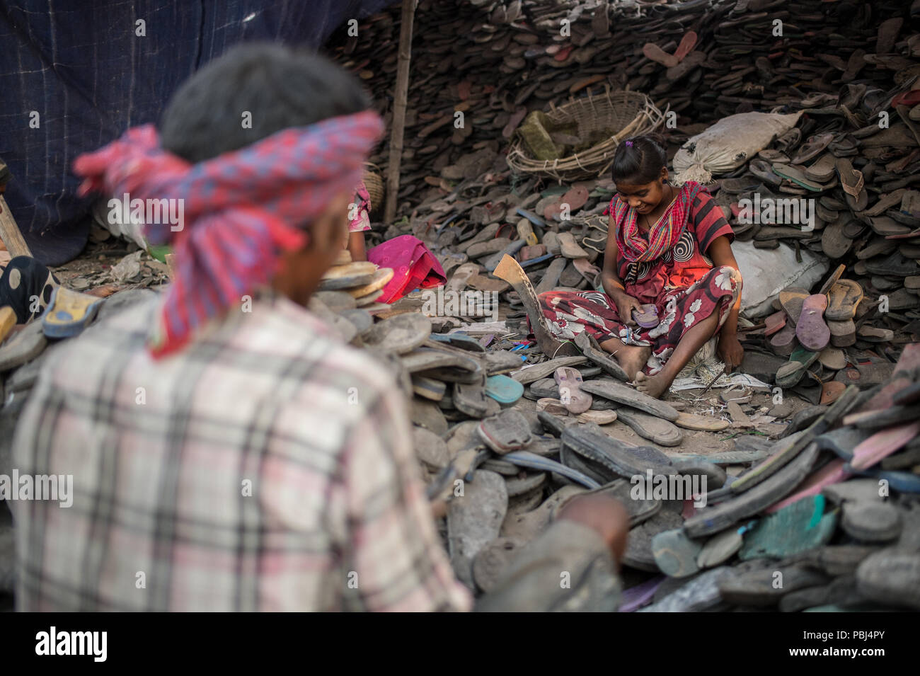 Frau recyceln Schuh Gummi in den Kolkata Deponie als Abfall Berg, Kolkata, West Bengal, Indien Stockfoto