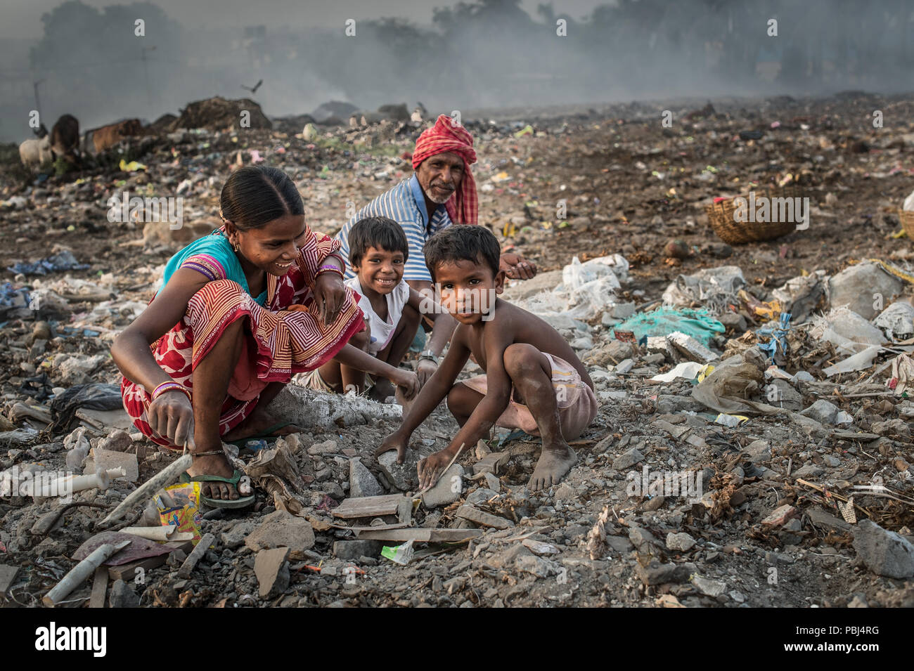 Indischen Dalit Familie sammelt Müll im Kolkata Deponie als Abfall Berg, Kolkata, West Bengal, Indien Stockfoto