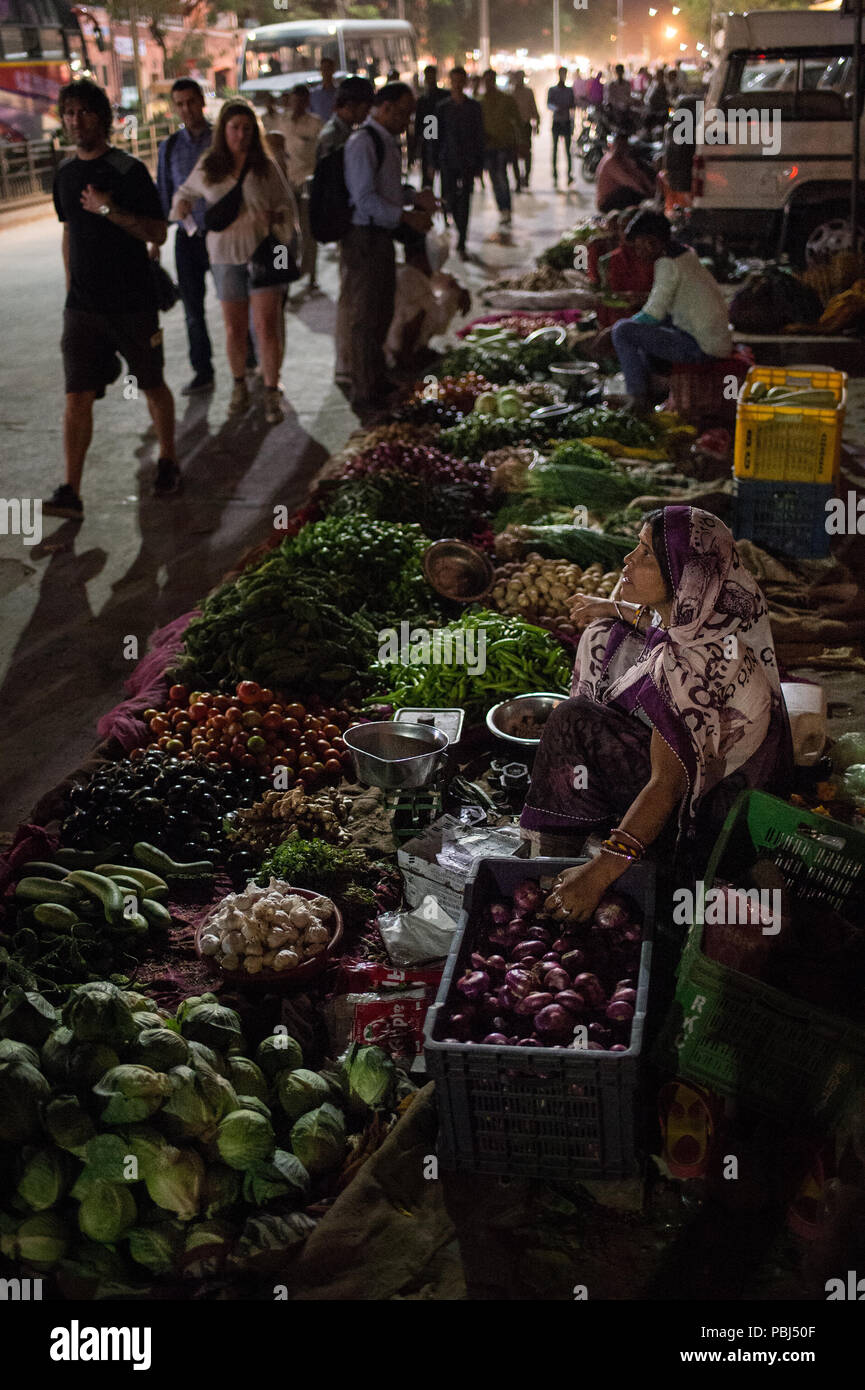 Eine Frau sah, Obst und Gemüse, die in Jaipur, Rajasthan, Straßen, Indien Stockfoto