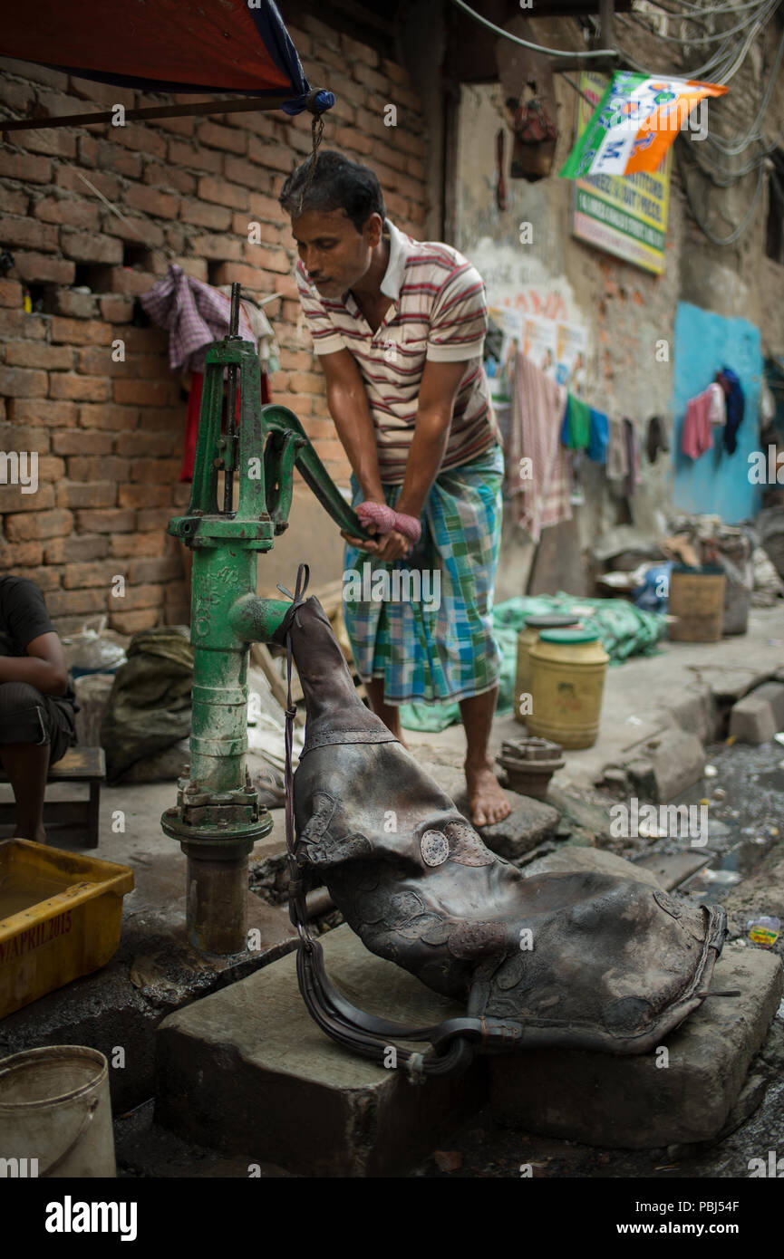 Ein Mann auf der Straße sammelt Wasser mit einer Handpumpe, Kolkata (Kalkutta), Indien, Asien Stockfoto