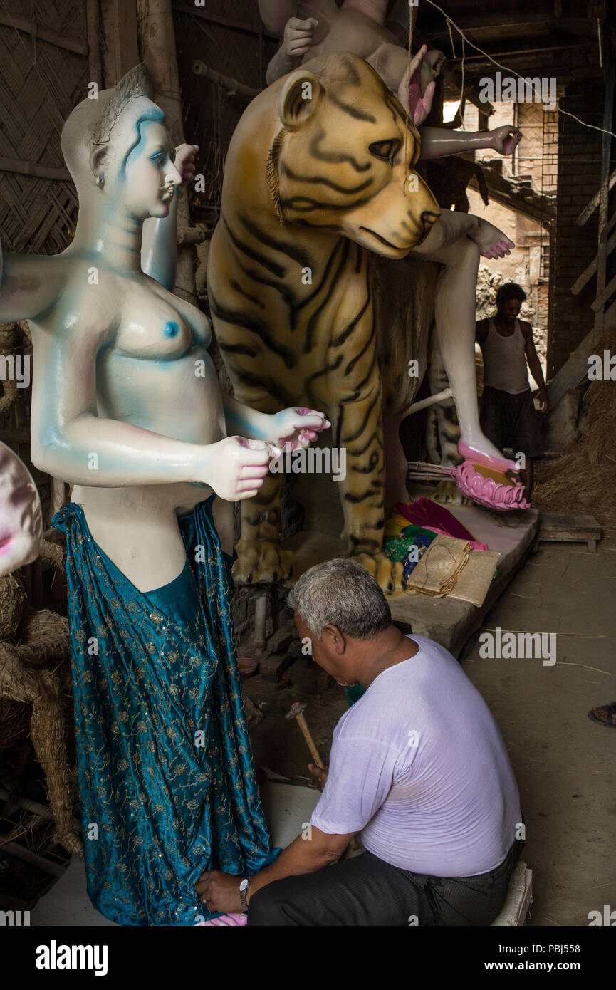 Künstler bei der Arbeit. Schlamm religiöse Statuen von Kumortuli, Quartal den Töpfern in Kolkata, Indien Stockfoto