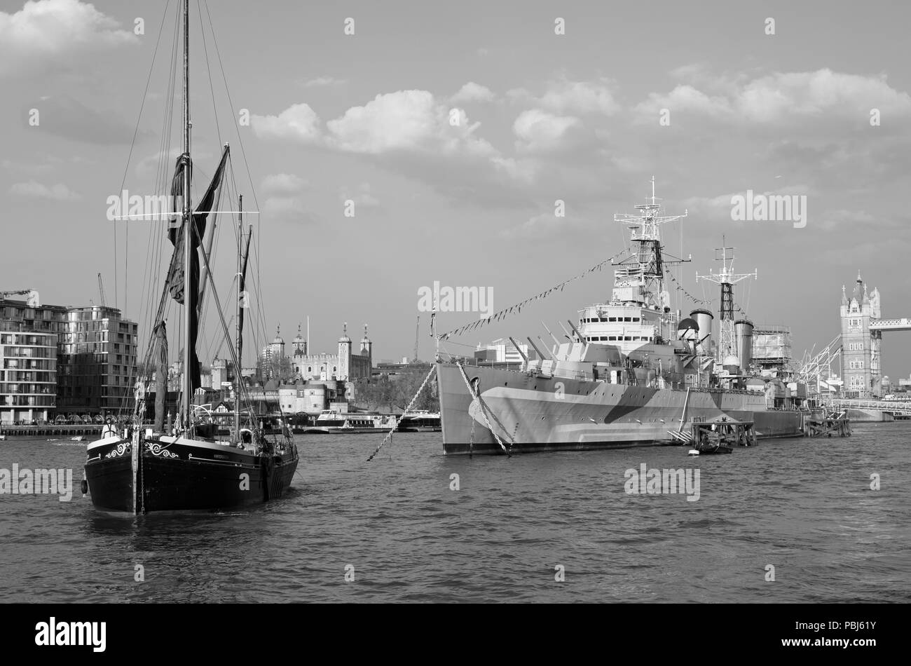 Die Sailing Barge, Wasserstoff, HMS Belfast, Tower of London und die Tower Bridge, die Themse in London. Stockfoto