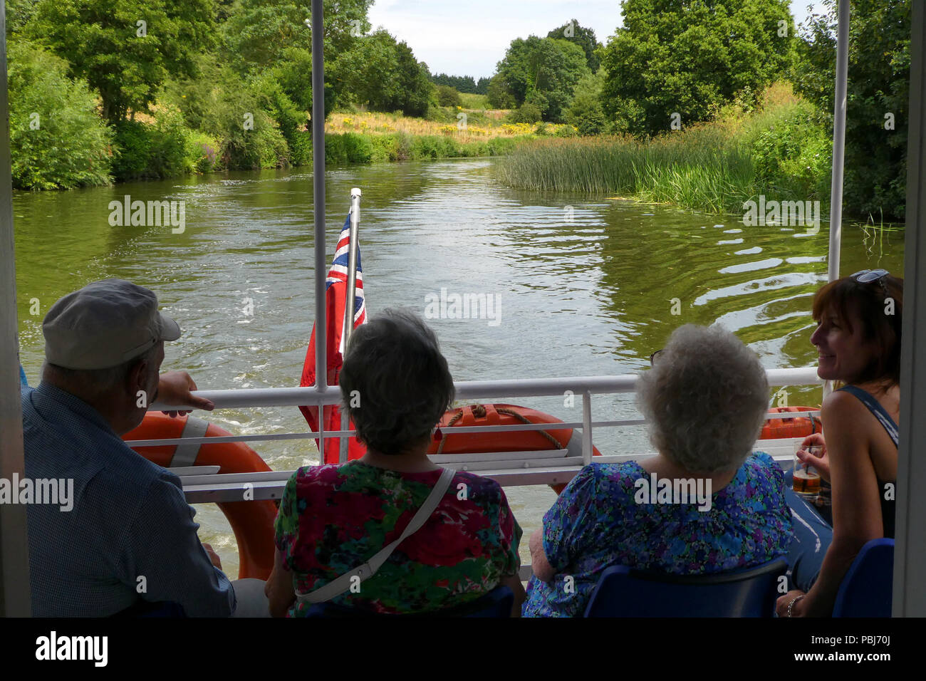 Gruppe von Personen bei Stern des Flusses Cruiser die Aussicht genossen sitzen, Medway, Kent, England Stockfoto