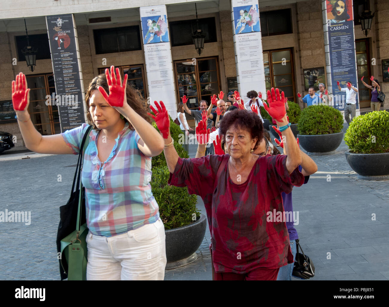 Rom, Italien. 27. Juli, 2018. Demonstration vor dem Ministerium des Innern genug, um die Toten zu sagen. Die Demonstranten, die in der Stille mit ihren Händen rot lackiert - rot, wie das Blut von Tausenden von Migranten im mediterranen Verschlucken oder in libyschen Gefängnissen gefoltert - gegen die Politik der Regierung auf Migranten und gegen die Italienische Entscheidungen im Hinblick auf die Steuerung der Migrationsströme protestiert marschierten. Credit: Patrizia Cortellessa/Pacific Press/Alamy leben Nachrichten Stockfoto