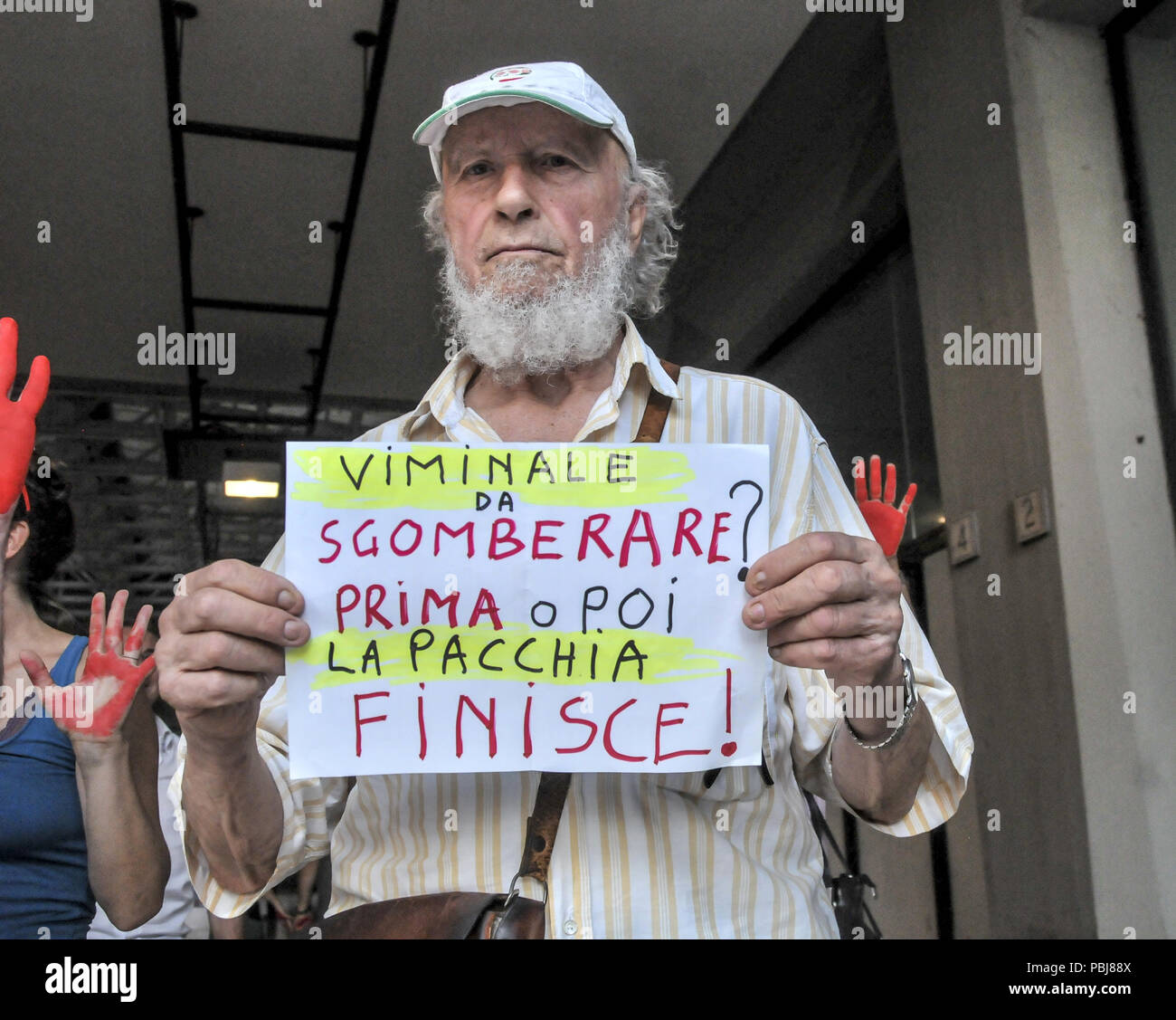 Rom, Italien. 27. Juli, 2018. Demonstration vor dem Ministerium des Innern genug, um die Toten zu sagen. Die Demonstranten, die in der Stille mit ihren Händen rot lackiert - rot, wie das Blut von Tausenden von Migranten im mediterranen Verschlucken oder in libyschen Gefängnissen gefoltert - gegen die Politik der Regierung auf Migranten und gegen die Italienische Entscheidungen im Hinblick auf die Steuerung der Migrationsströme protestiert marschierten. Credit: Patrizia Cortellessa/Pacific Press/Alamy leben Nachrichten Stockfoto