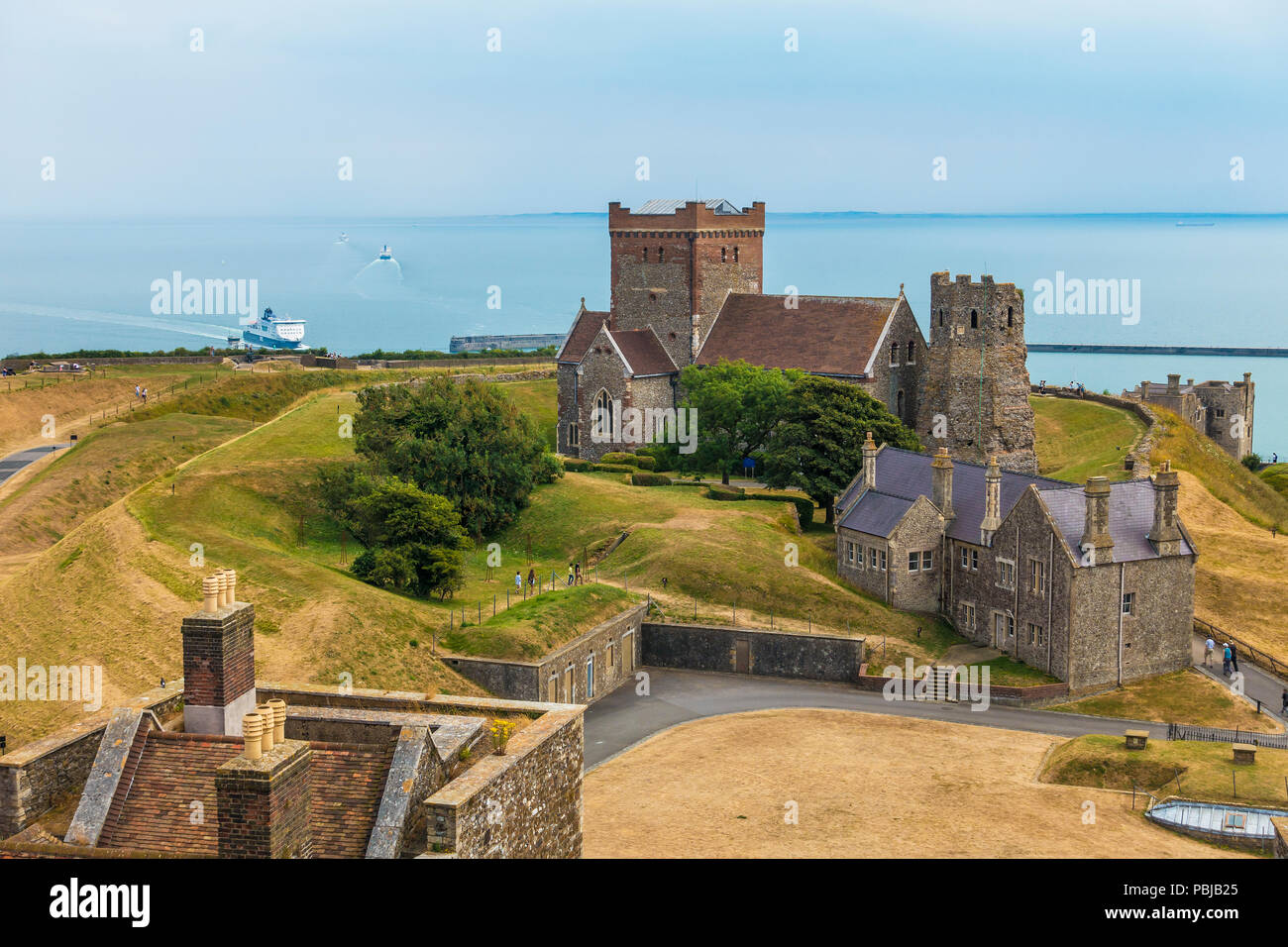 Kirche St Mary in Castro, römische Leuchtturm von Pharos, Dover Castle, Ärmelkanal, Fähren, französische Küste, Kent, England, UK Blick von oben auf das Schloss Stockfoto