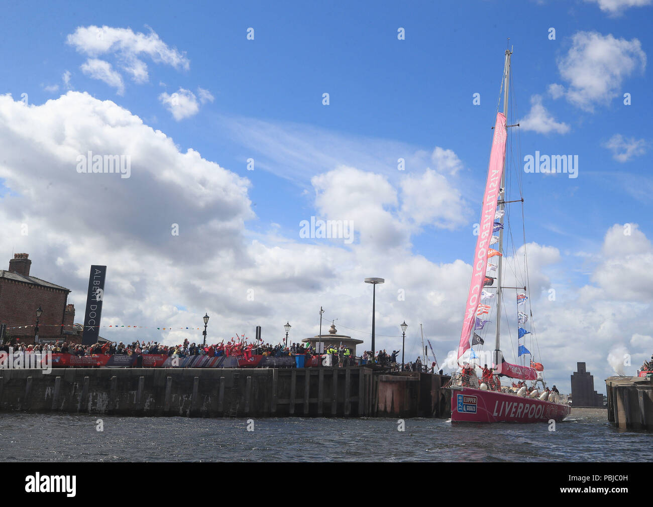 Die Liverpool 2018 Yacht steigt nach einem "Print Finish" ins Royal Albert Dock in Liverpool ein, um das Clipper 2017-2018 Round the World Yacht Race zu beenden. Stockfoto