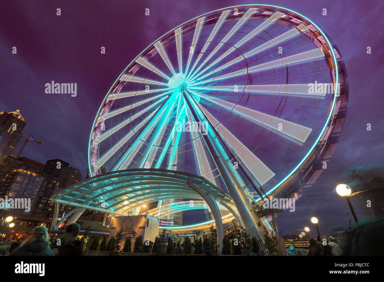 Seattle, Washington - 30. Juni 2018: Seattle Skyline, Wasser und große Rad Stockfoto
