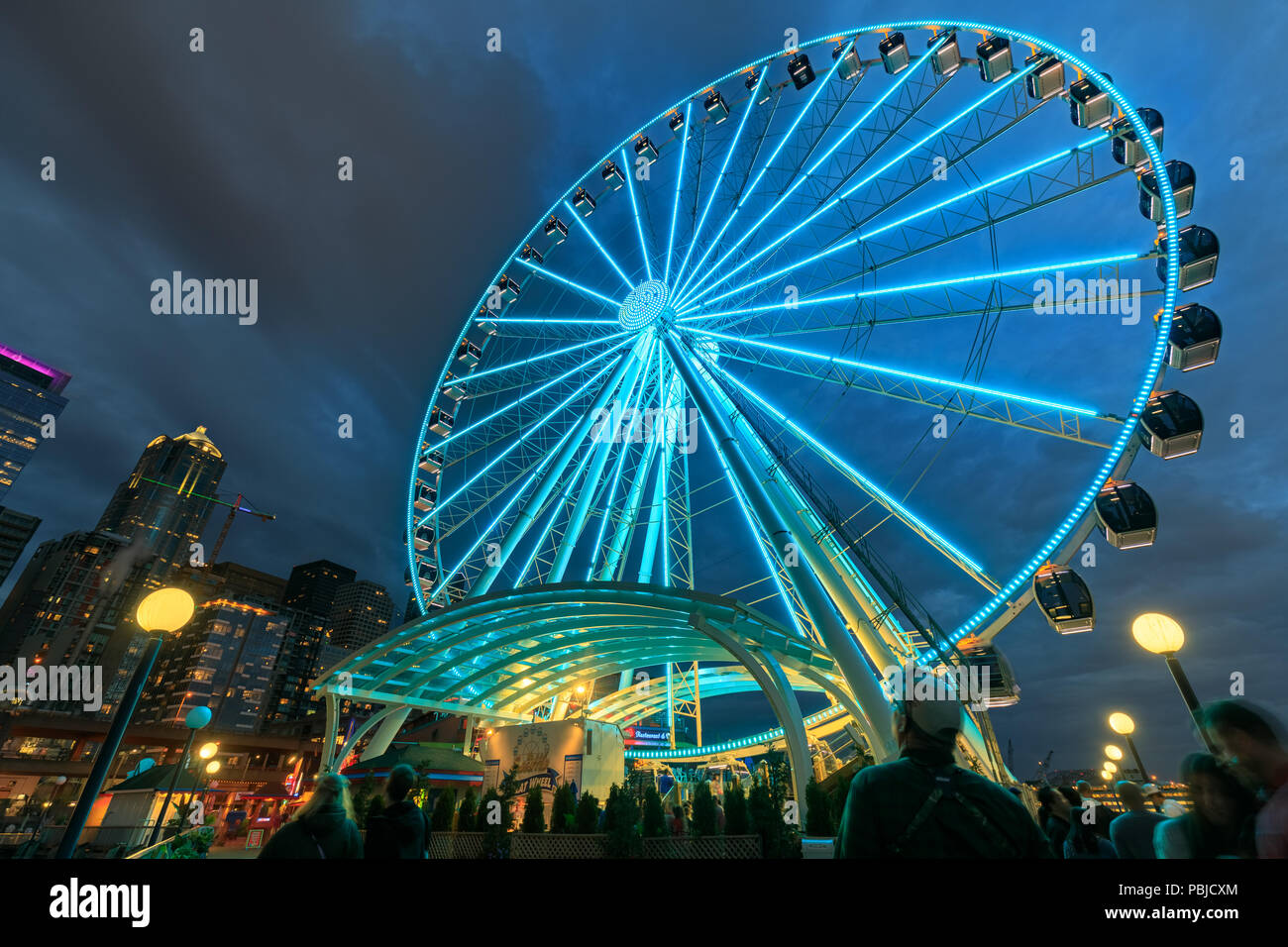 Seattle, Washington - 30. Juni 2018: Seattle Skyline, Wasser und große Rad Stockfoto