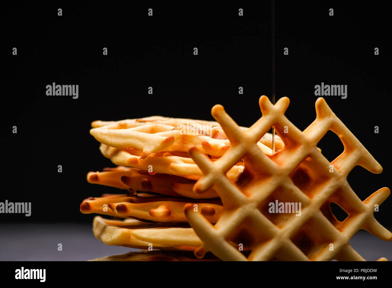 Foto von Wiener Wafer auf schwarzem Hintergrund Stockfoto