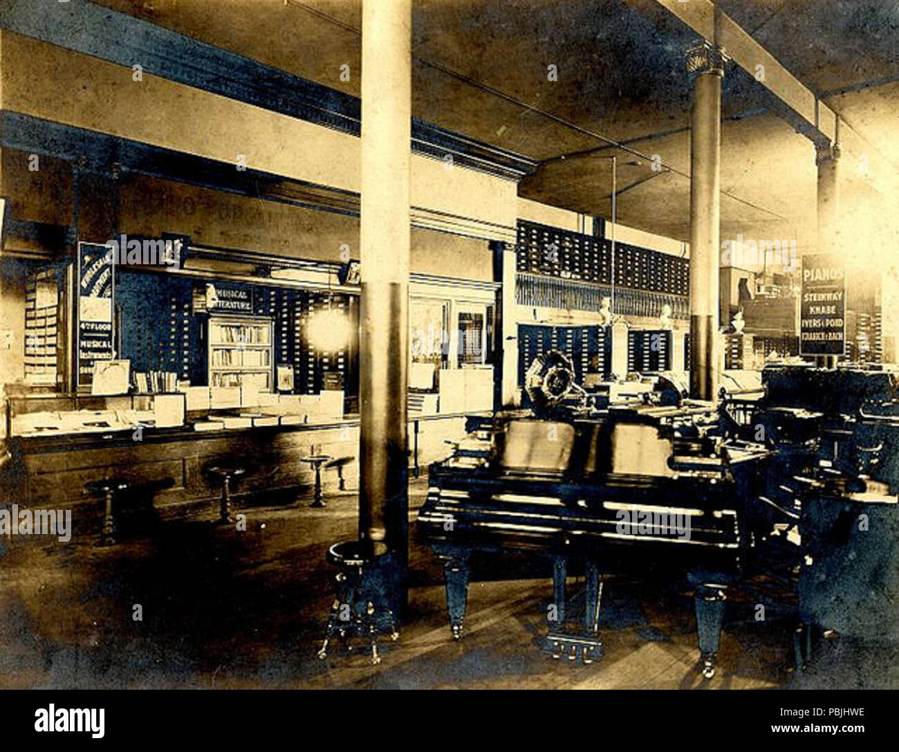 1828 W.J. Dyer und Br. Music Store (innen), St. Paul, Minnesota, ca. 1900. (Platz-nr. HF4.9 m2, Negativ. 78037) Stockfoto