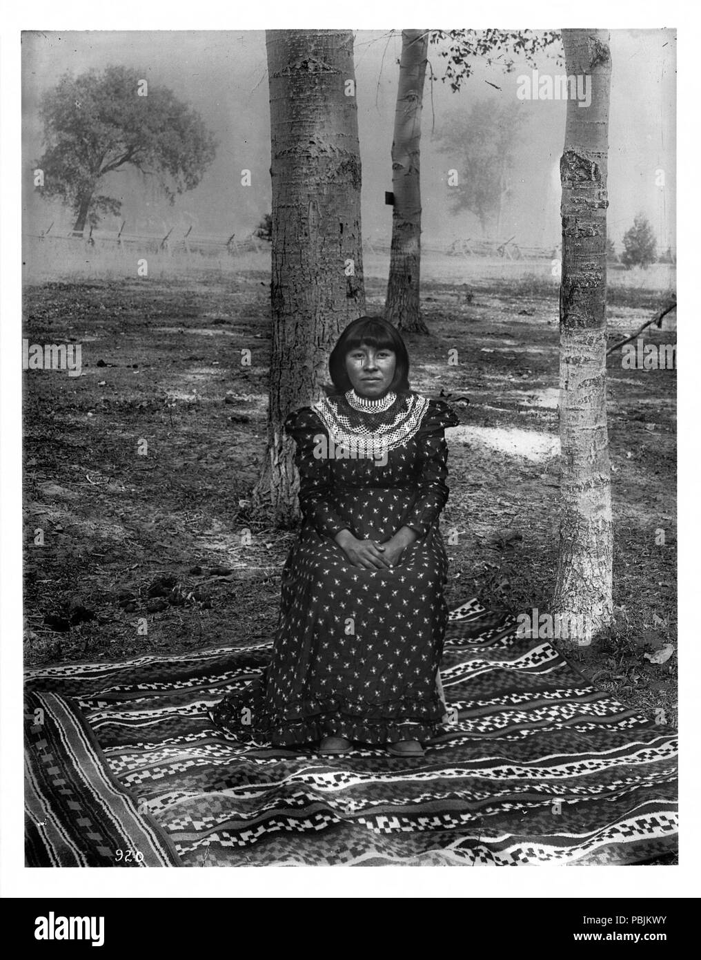 1844 westlich gebildeter Paiute Indianer Mädchen, Yosemite Valley, 1902 (CHS-920) Stockfoto