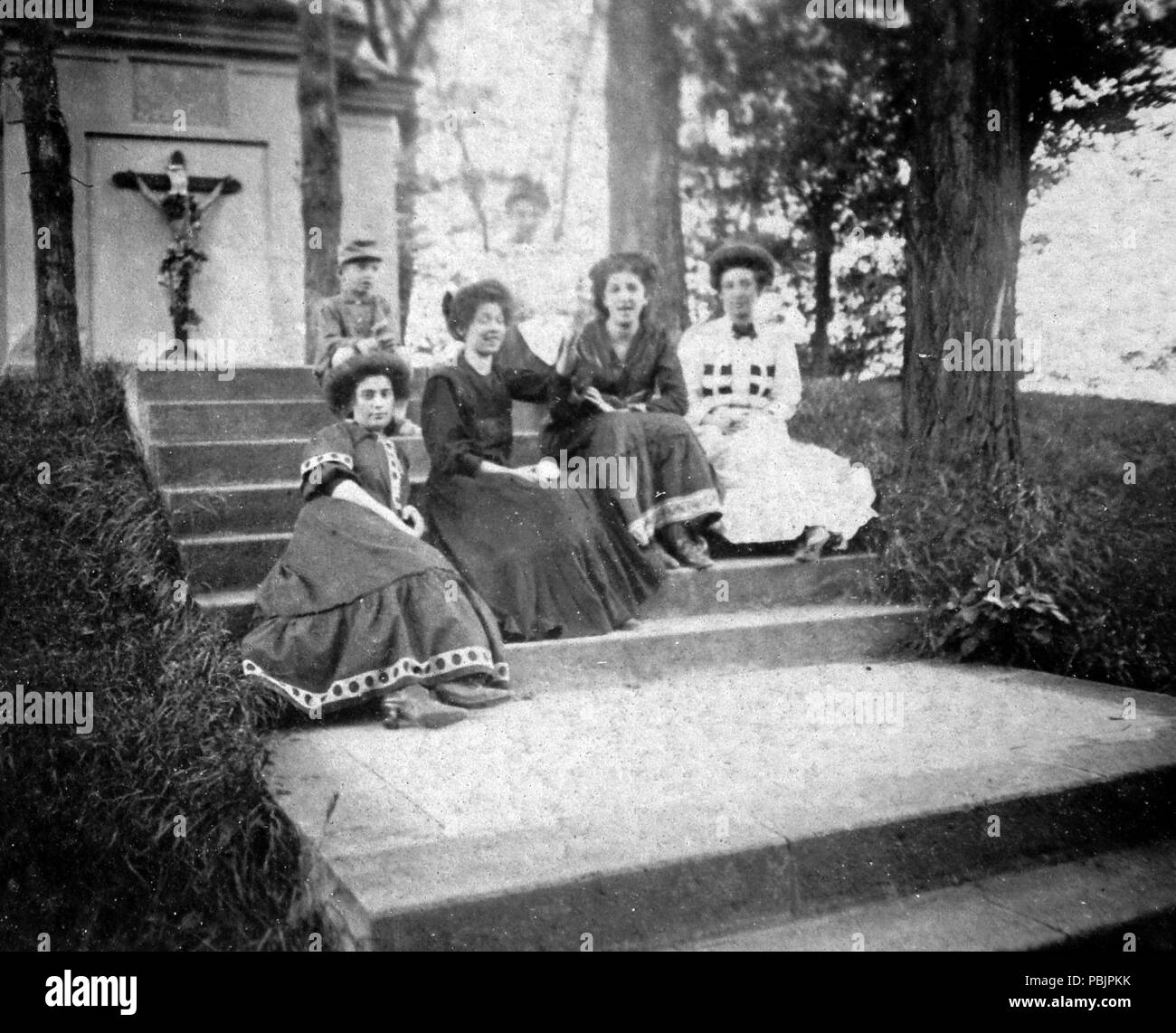 1867 Frauen, Mode, Kapelle, Treppen, Kreuz, Kreuz Fortepan 8112 Stockfoto