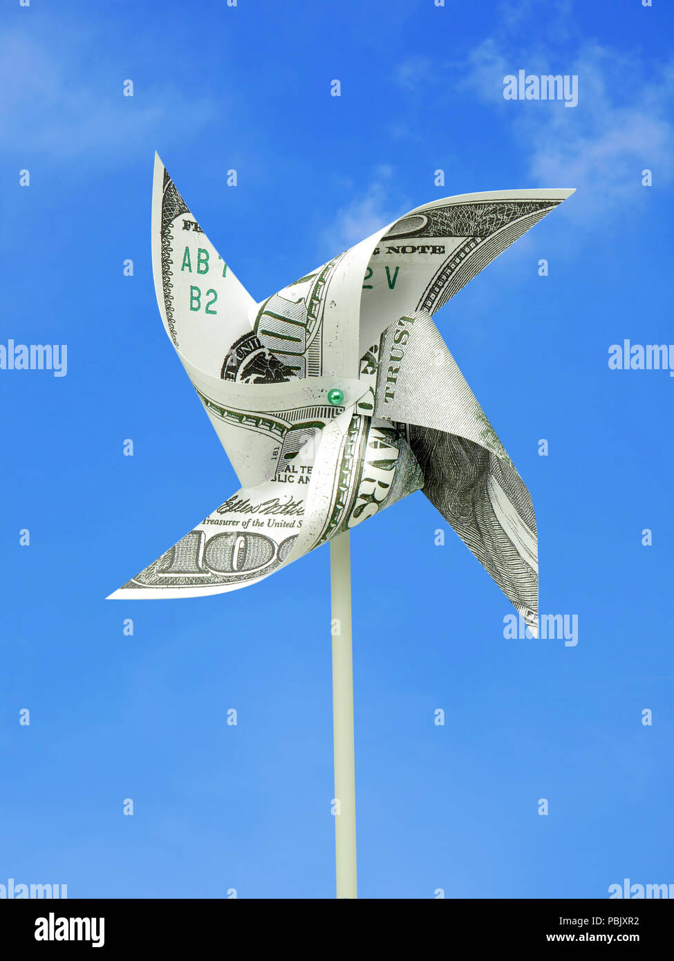 100 Amerikanischen Dollar Banknote in Spielzeug Mühle Schuß über blauen Himmel Stockfoto