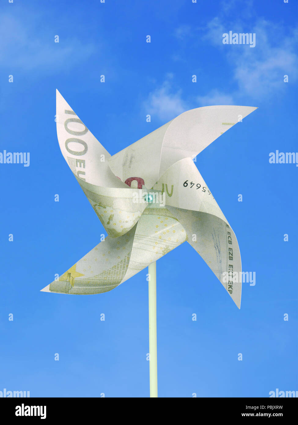 100-Euro-Banknote schnitt in Spielzeug Mühle Schuß über blauen Himmel Stockfoto