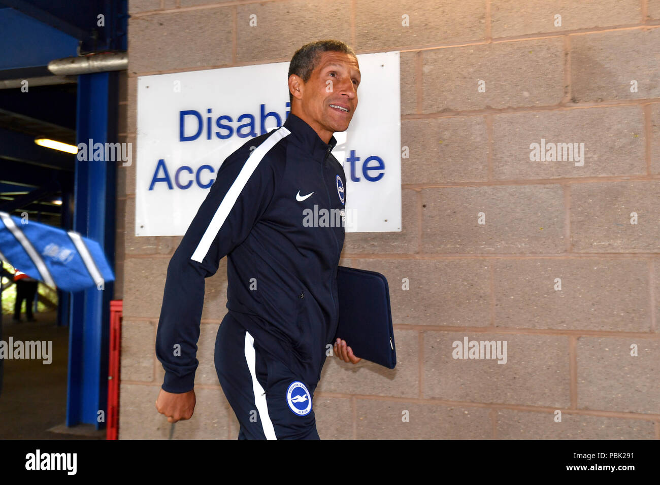 Brighton & Hove Albion Manager Chris Hughton kommt vor der Saison Testspiel in der St. Andrew Billionen Trophäe Stadion, Birmingham. Stockfoto