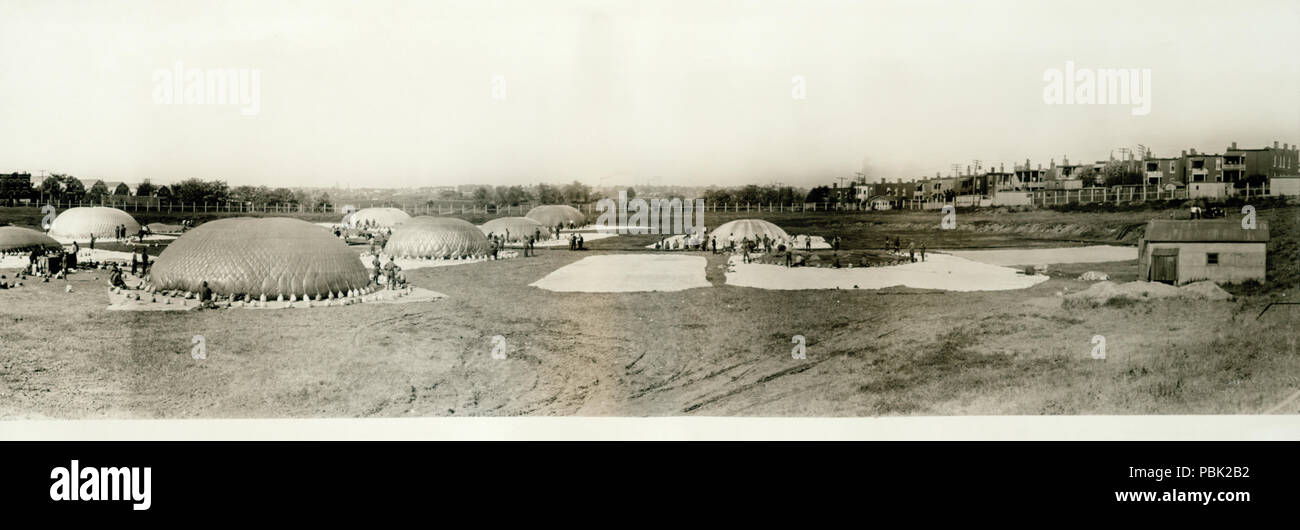 769 Heißluftballons in der frühen Phase der Inflation auf einem Feld in South St. Louis Stockfoto