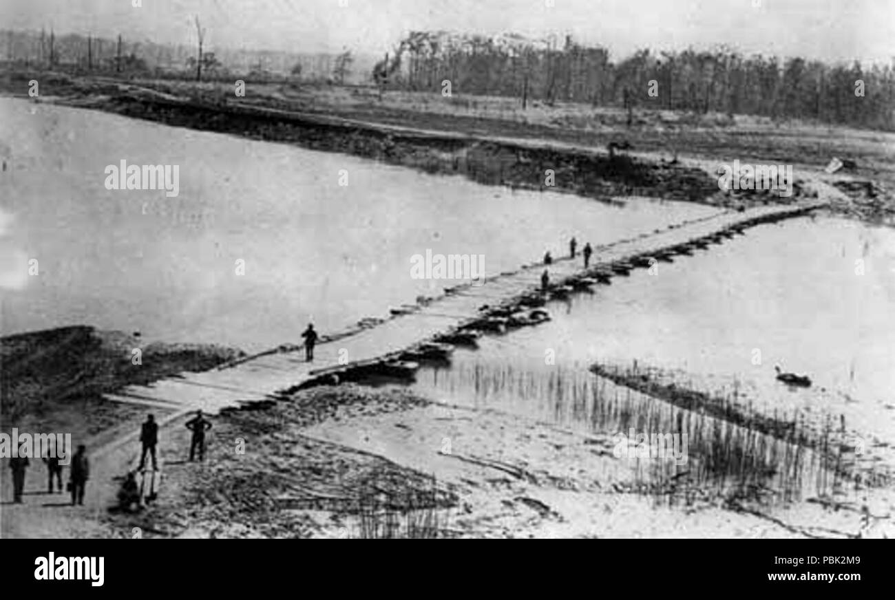 1210 Ponton - Brücke - groß - Schwarz - fluss-1863 Stockfoto