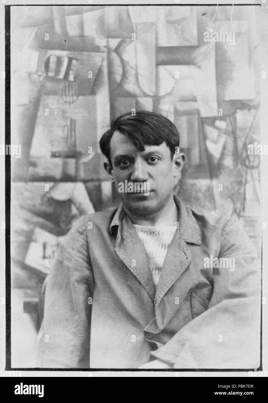 Englisch Portrait Foto Von Pablo Picasso Vor Seiner Malerei Der Aficionado Kunstmuseum Basel In Der Villa Les Clochettes Sorgues Frankreich Sommer 1912 Francais Pablo Picasso Devant La Peinture L Aficionado Kunstmuseum Basel