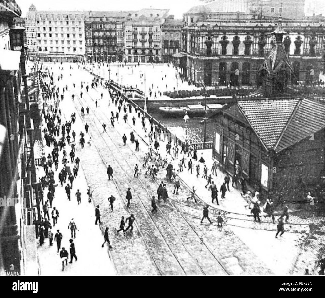 729 Grebalarien aurkako espainiar gobernuko Tropen karga Bilbon, Areatzako irailean zubian, 1911 ko Stockfoto