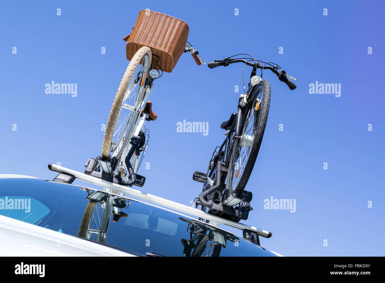 Heck-Fahrradträger auf dem Dach weiße Autos Stockfoto