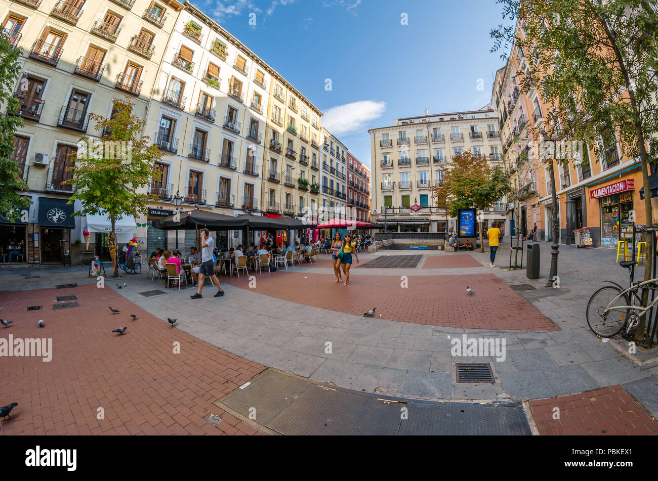 MADRID, Spanien - 3. SEPTEMBER 2017: städtische Szene, Tagesansicht des Chueca Platz im belebten Viertel Chueca in der Innenstadt von Madrid, Spanien Stockfoto