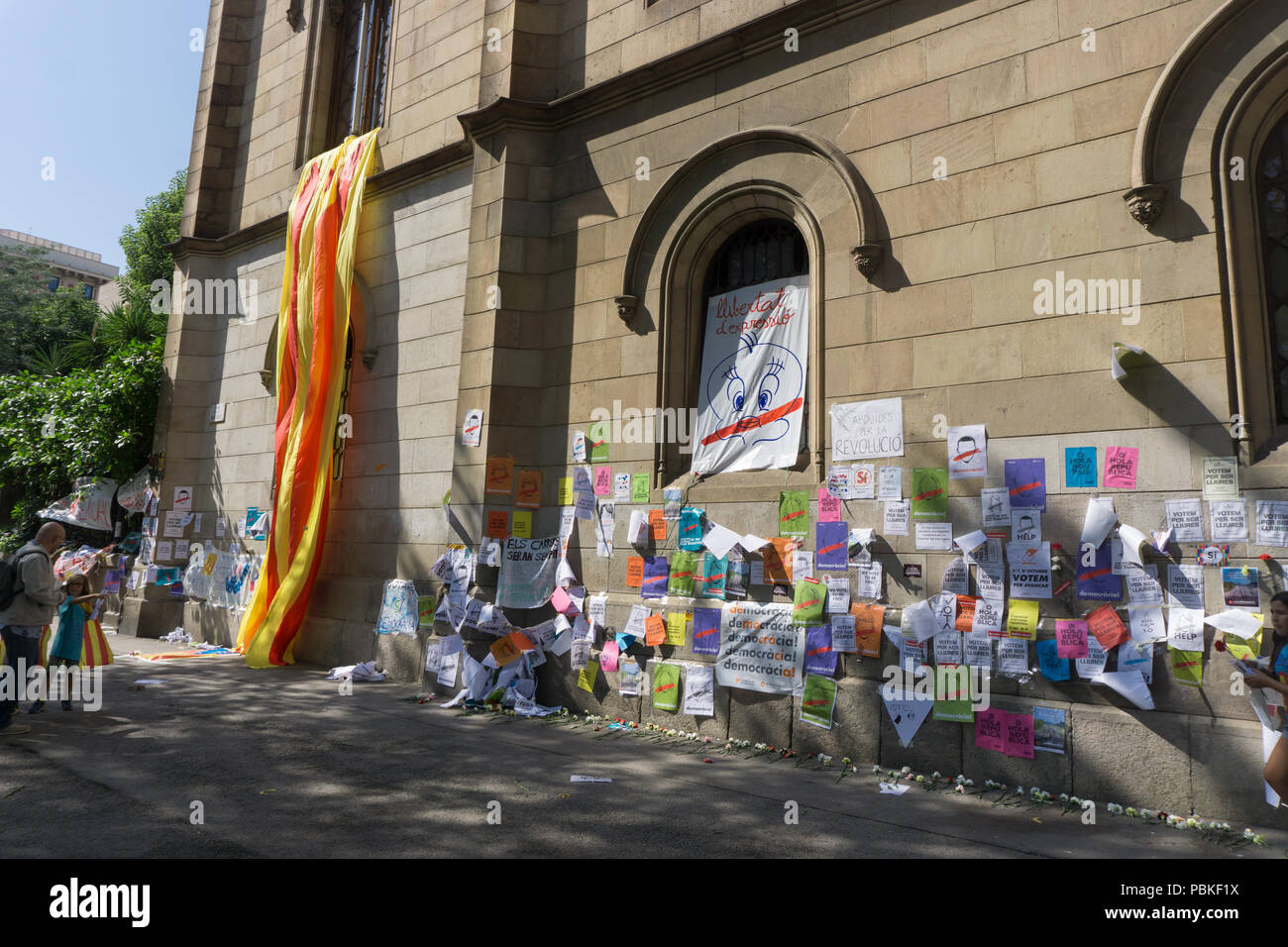 Barcelona, Katalonien, 24. September 2017: Banner auf der Straße claming Gerechtigkeit und Demokratie für die Unabhängigkeit Kataloniens. Stockfoto