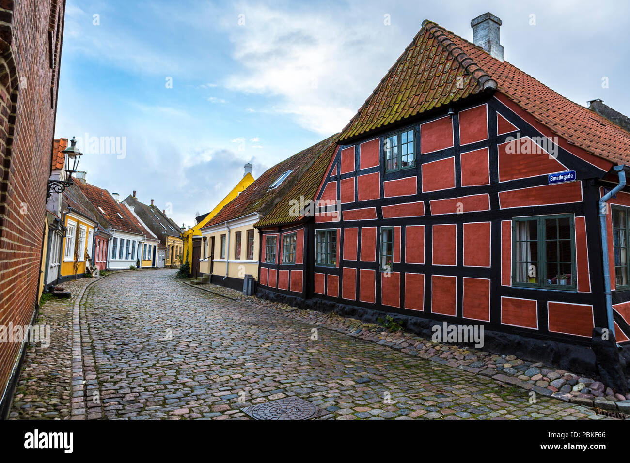 Schönen blick auf die Straße des historischen traditionelle dänische Häuser der mittelalterlichen Marktstadt Aeroskobing, Aero Island, Dänemark Stockfoto