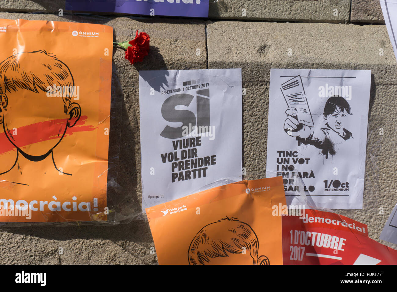 Barcelona, Katalonien, 24. September 2017: Banner auf der Straße claming Gerechtigkeit und Demokratie für die Unabhängigkeit Kataloniens. Stockfoto