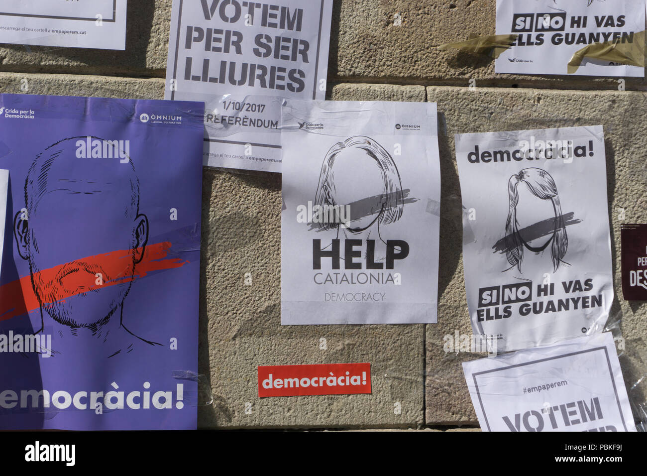 Barcelona, Katalonien, 24. September 2017: Banner auf der Straße claming Gerechtigkeit und Demokratie für die Unabhängigkeit Kataloniens. Stockfoto