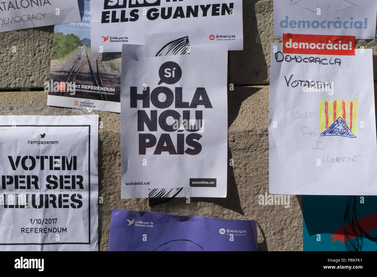 Barcelona, Katalonien, 24. September 2017: Banner auf der Straße claming Gerechtigkeit und Demokratie für die Unabhängigkeit Kataloniens. Stockfoto