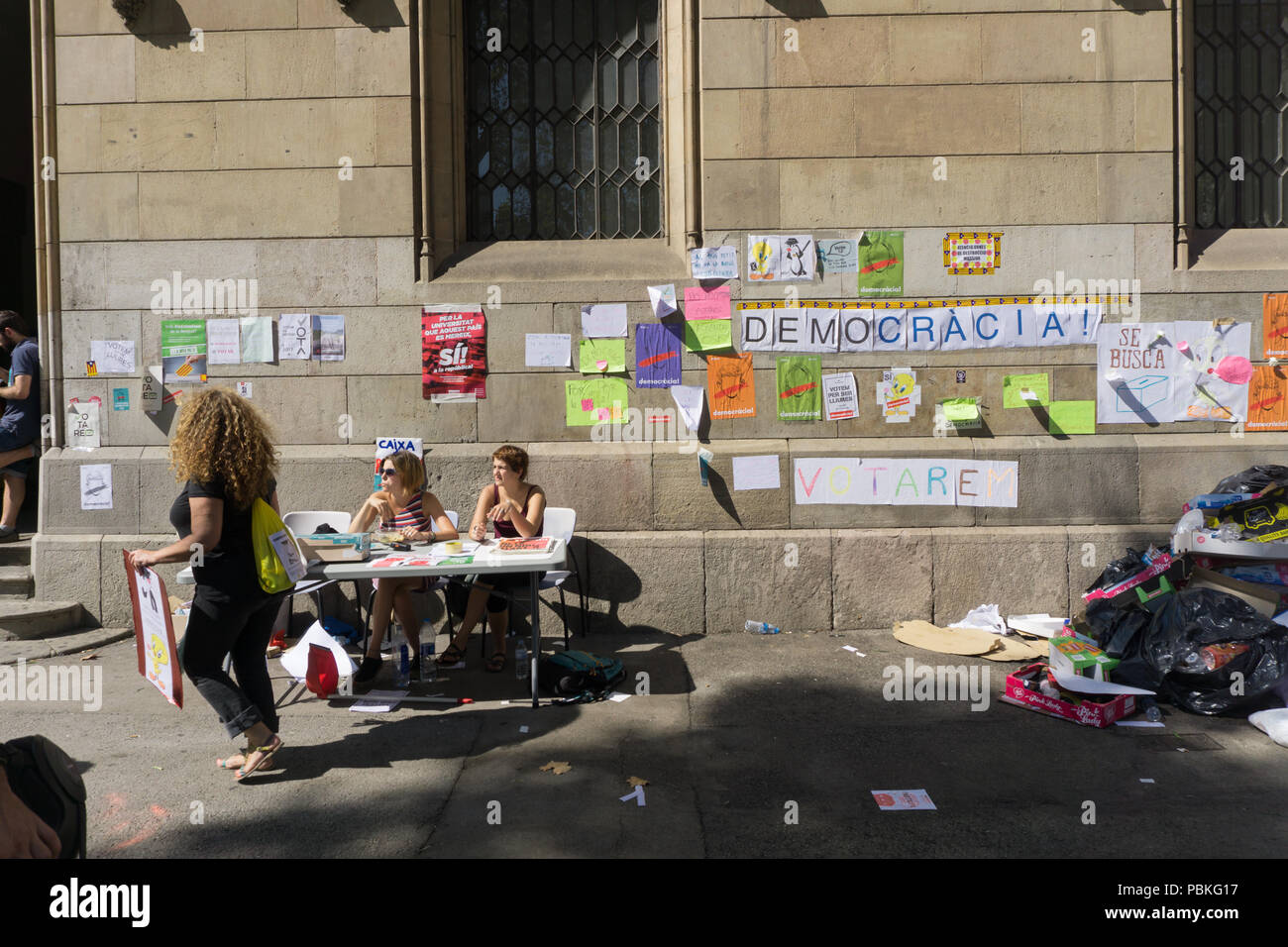 Barcelona, Katalonien, 24. September 2017: Banner auf der Straße claming Gerechtigkeit und Demokratie für die Unabhängigkeit Kataloniens. Stockfoto