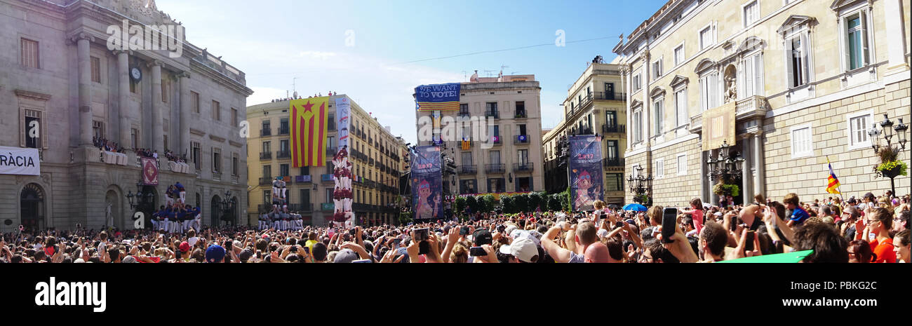 Barcelona, Katalonien, 24. September 2017: Castellers während La Merce Partei in Barcelona. An der Plaza Sant Jaume, im Rathaus. Stockfoto