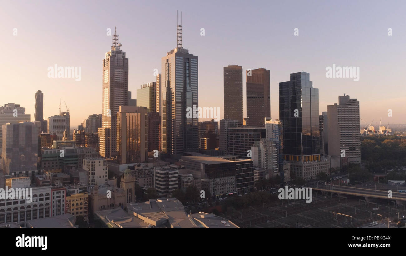 Melbourne, Victoria, Australien. Luftaufnahme von Melbourne downtown Wolkenkratzer im Sonnenuntergang Stockfoto