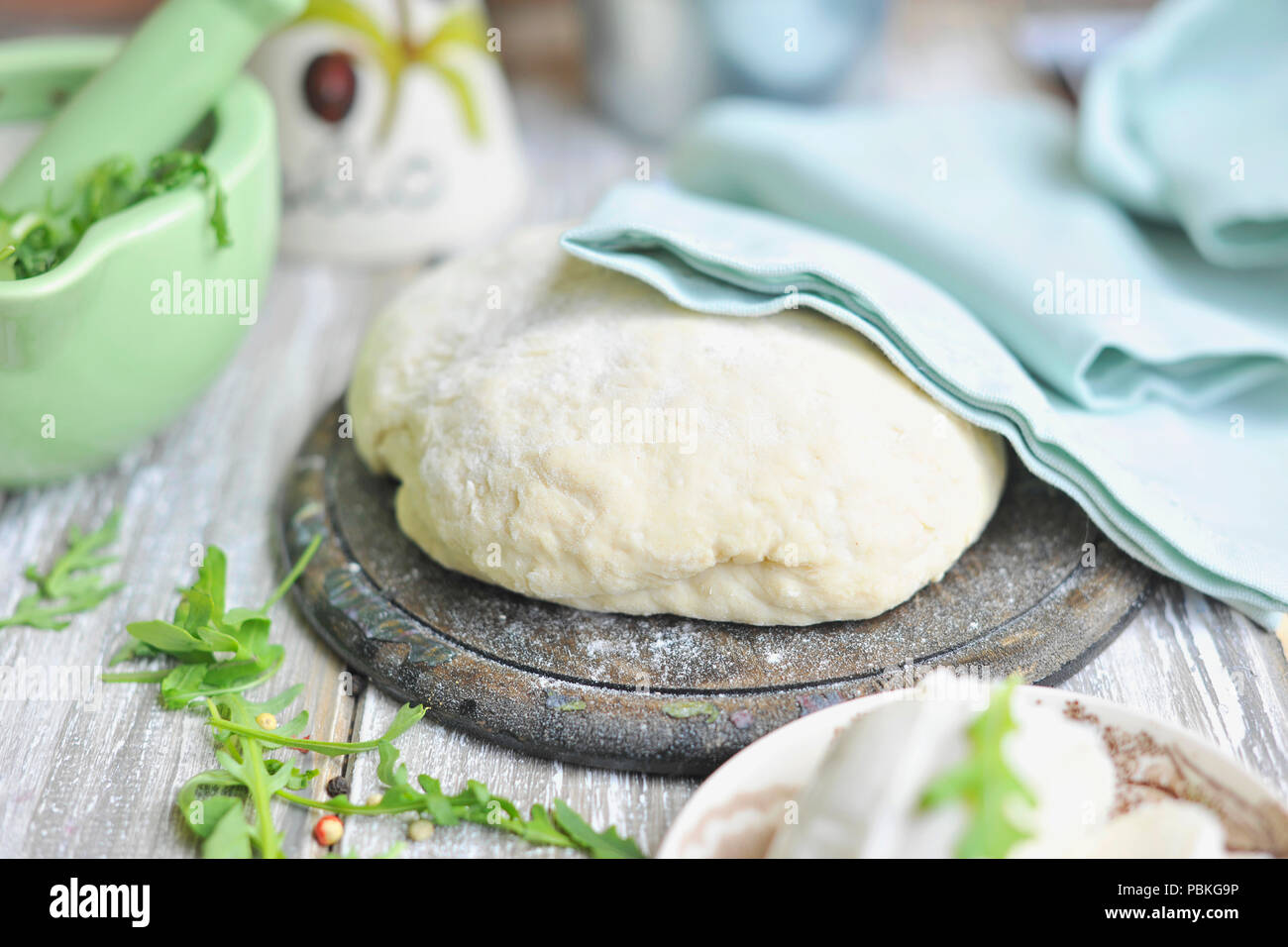 Teig für Pizza, Foto in hellen Farben. Italienische Küche Stockfoto