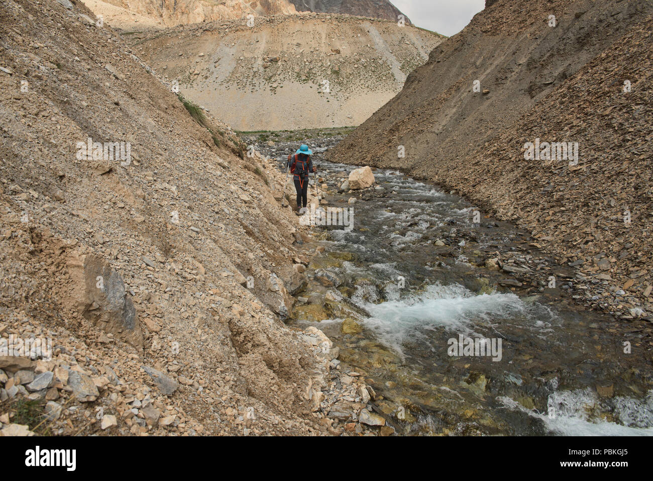 Absteigend ein Fluss auf die epischen Höhen von Alay route, Alay, Kirgisistan Stockfoto
