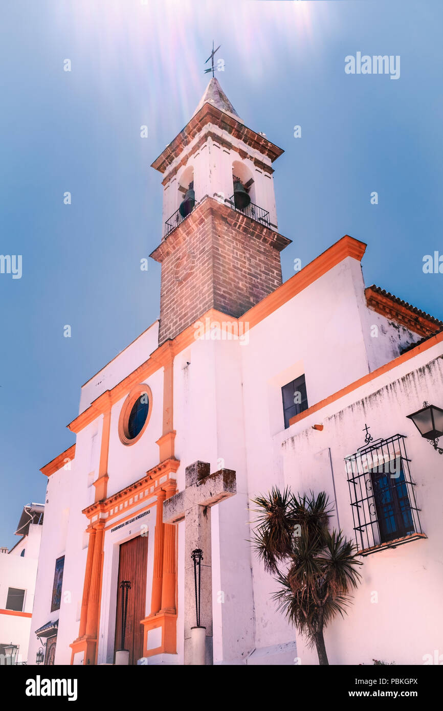 Sonne strahlen vor blauem Himmel Sommer Tag vor dem 16. Jahrhundert Kirche Parroquia de Las Angustias in Ayamonte, Provinz Huelva, Andalusien, Spanien Stockfoto