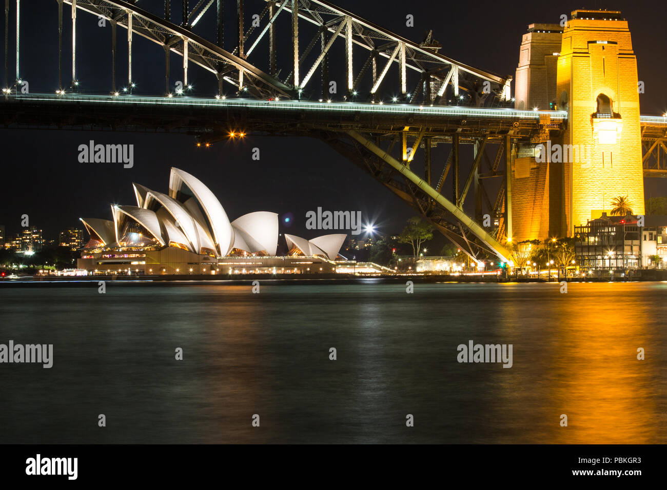 Das Opernhaus von Sydney bei Nacht mit der Harbour Bridge. Stockfoto